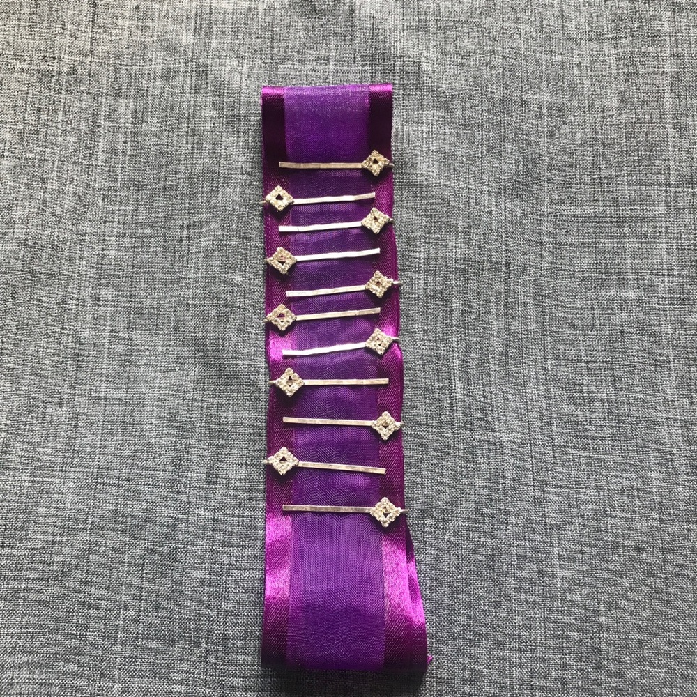CLAIRES Diamond Rhinestone Bobbypins - Picture 2 of 7